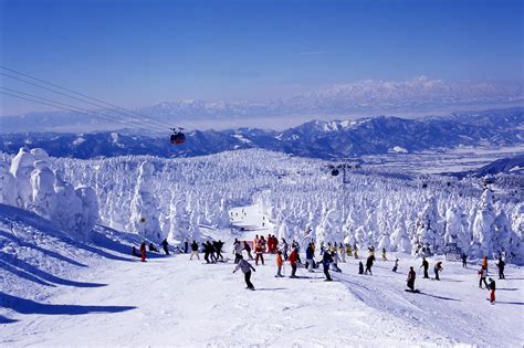 万座温泉スキー場 天気 - 雪と湯の共演が織りなす絶景